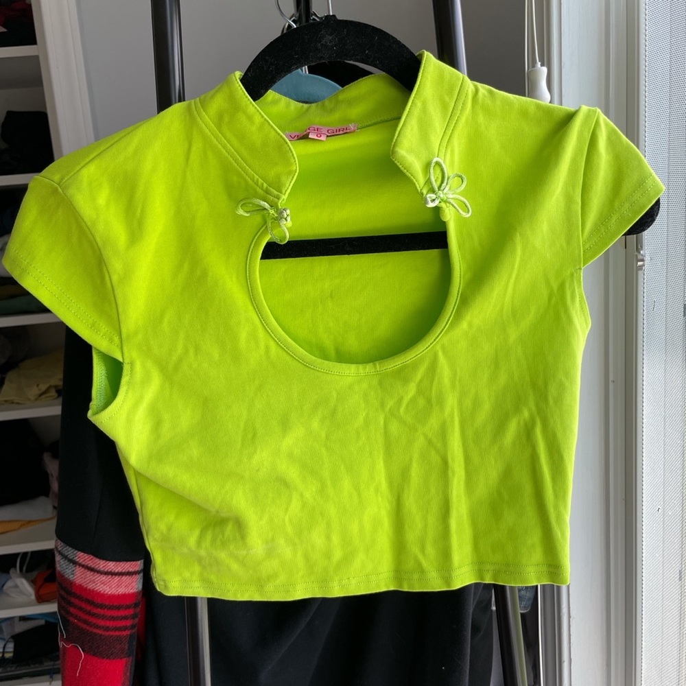 Keyhole top